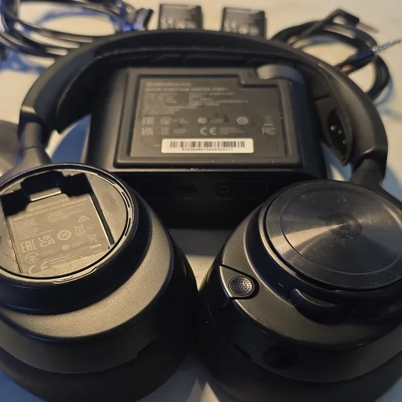 SteelSeries ARCTIS NOVA PRO Wireless Headset with Base Station PC/XBOX Version - Picture 2 of 4